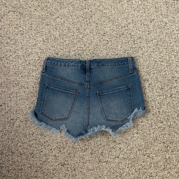 Women’s size 4 cutoff jean shorts. - Picture 2 of 2